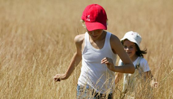 Kinder rennen über eine Wiese