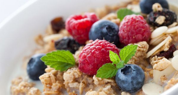 Müsli mit Haferflocken und frischen Früchten