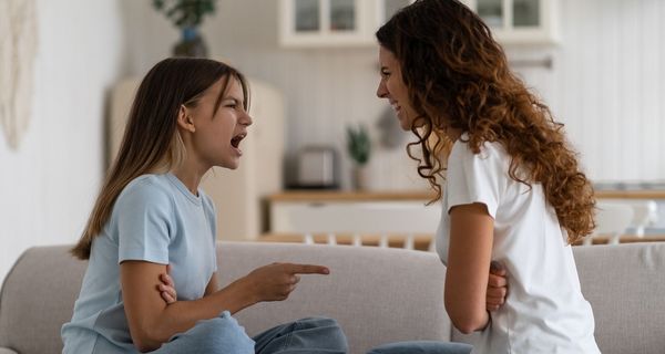 13-Jährige schreit eine Erwachsene an, den Finger ausgestreckt.