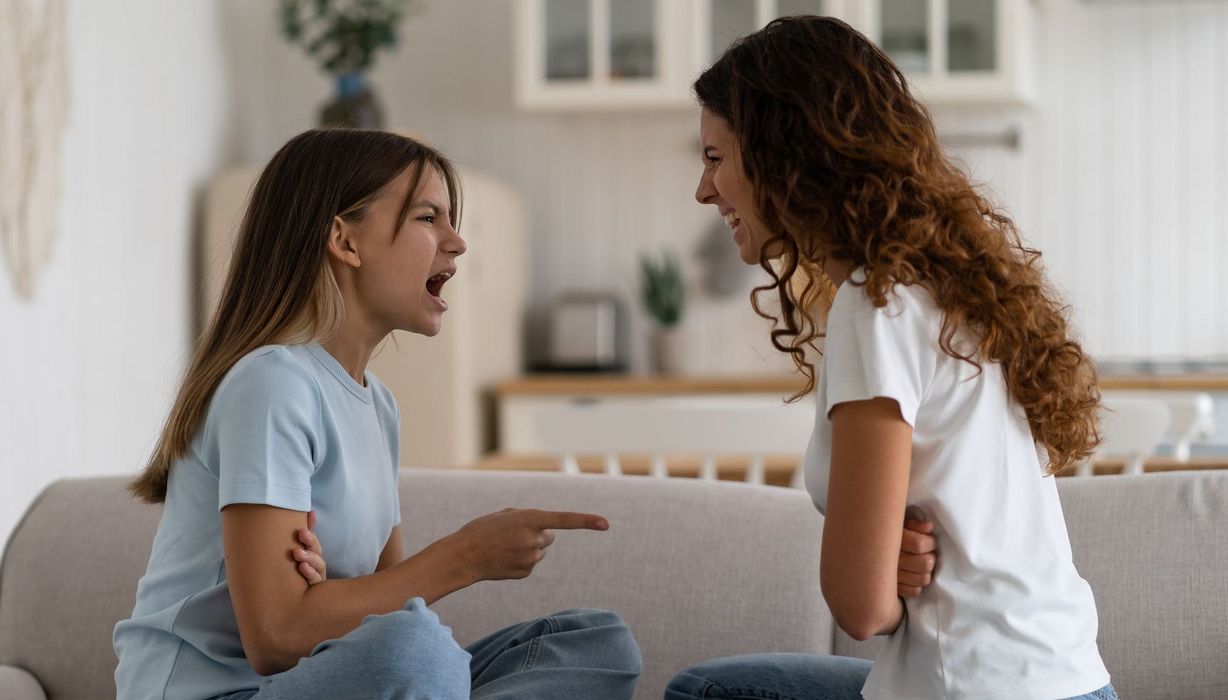 13-Jährige schreit eine Erwachsene an, den Finger ausgestreckt.