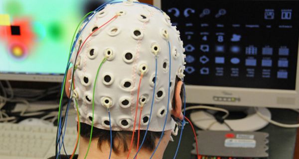 Gehirn-Computer-Schnittstelle mit Testperson