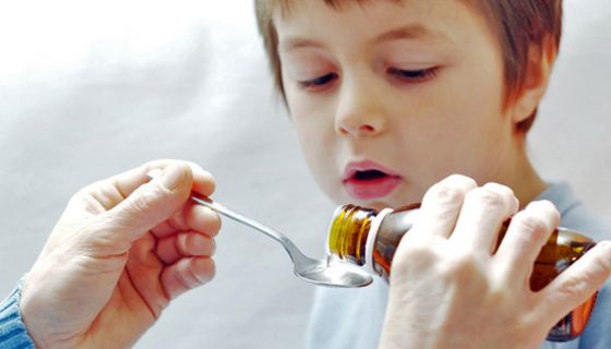 Ein Hustenstiller wird Kindern besonders häufig verordnet.