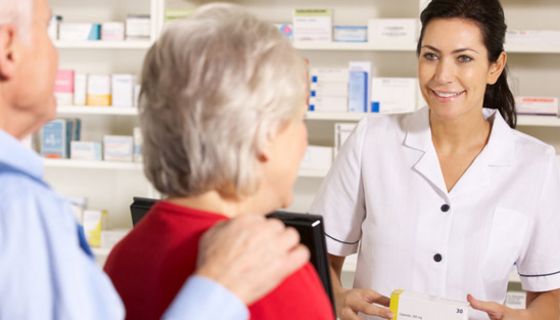 Apotheker helfen bei der Anwendung von Arzneimitteln.