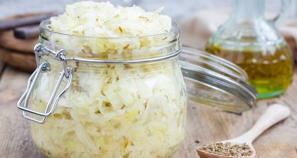 Glas mit Sauerkraut.