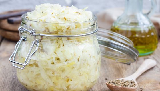 Glas mit Sauerkraut.