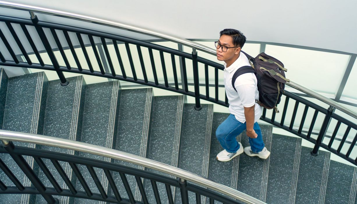 junger Mann steigt eine Treppe hoch