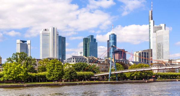 Blick auf die Frankfurter Skyline, im Vordergrund der Main