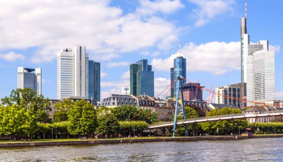 Blick auf die Frankfurter Skyline, im Vordergrund der Main