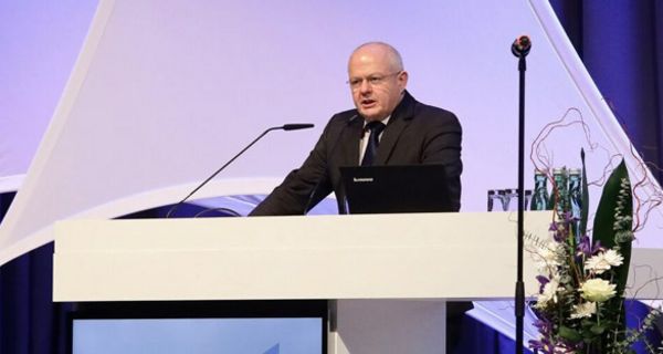 Dr. Andreas Kiefer, Präsident der Bundesapothekerkammer, bei der Eröffnung des Fortbildungskongresses in Schladming, Österreich.