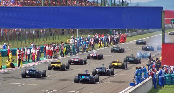 Formel-1-Wagen beim Start