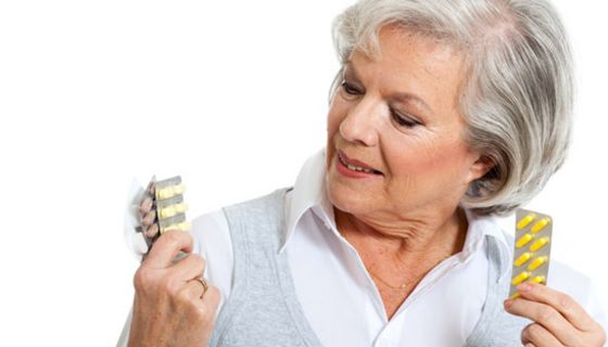 Bei der Behandlung von Schuppenflechte ergänzen sich die äußerliche Behandlung mit Salben, Cremes und UV-Licht und die innerliche mit entzündungshemmenden Wirkstoffen.