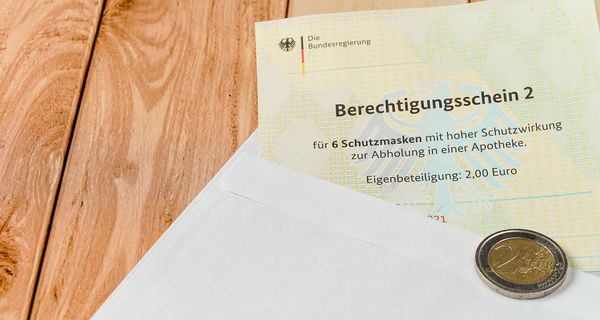 Foto von Berechtigungsschein 2 mit einem 2-Euro-Stück.