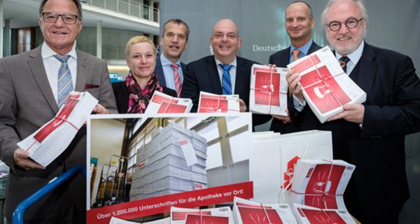 Die 1,2 Millionen Unterschriften für den Erhalt der wohnortnahen Apotheken wurden symbolisch an den Gesundheitsausschuss des Bundestages in Berlin übergeben. 