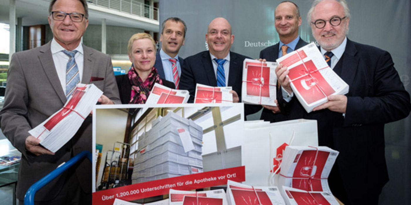 Die 1,2 Millionen Unterschriften für den Erhalt der wohnortnahen Apotheken wurden symbolisch an den Gesundheitsausschuss des Bundestages in Berlin übergeben. 