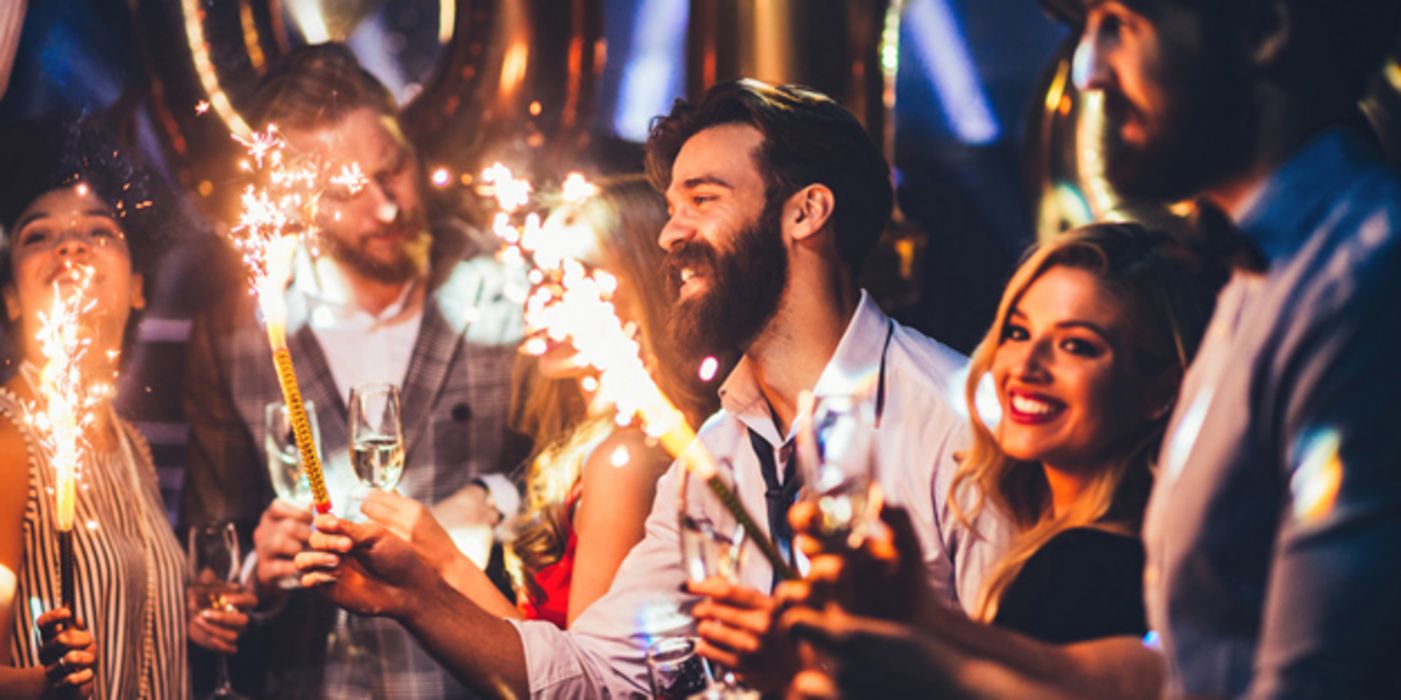 Mit diesen Tipps beugen Sie Handverletzungen an Silvester mit.