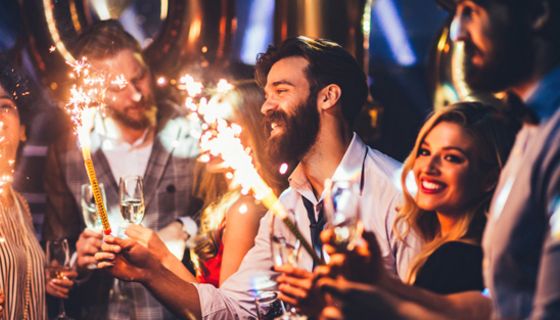 Mit diesen Tipps beugen Sie Handverletzungen an Silvester mit.