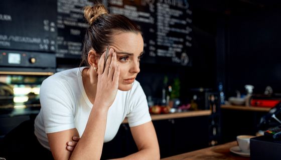 Gestresste Frau in einem Café. 