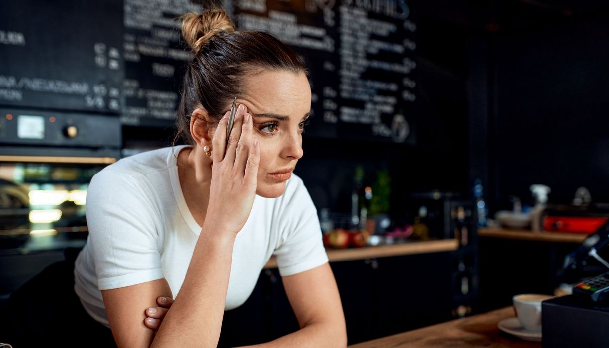 Gestresste Frau in einem Café. 
