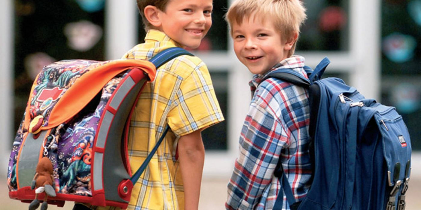 Zwei lachende Grundschüler ohne Übergewicht