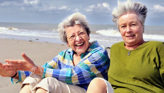Zwei Seniorinnen am Strand