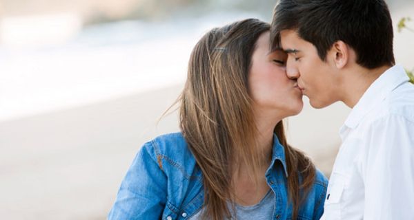 junge Frau und junger Mann küssen sich