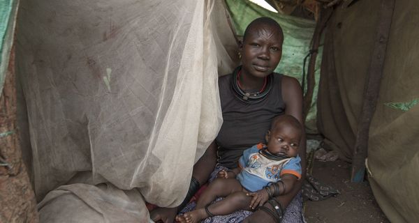 Afrikanische Frau mit Baby auf dem Schoß.