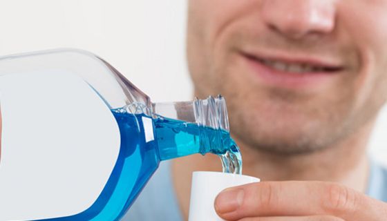 Eine normale Mundspülung könnte helfen, Tripper vorzubeugen.