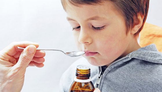 Gegen Husten stehen verschieden pflanzliche Präparate zur Verfügung, die sich auch für Kinder eignen.