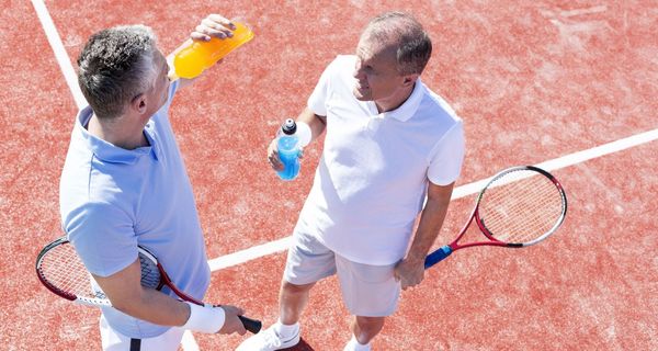 Zwei Männer auf dem Tennisplatz.