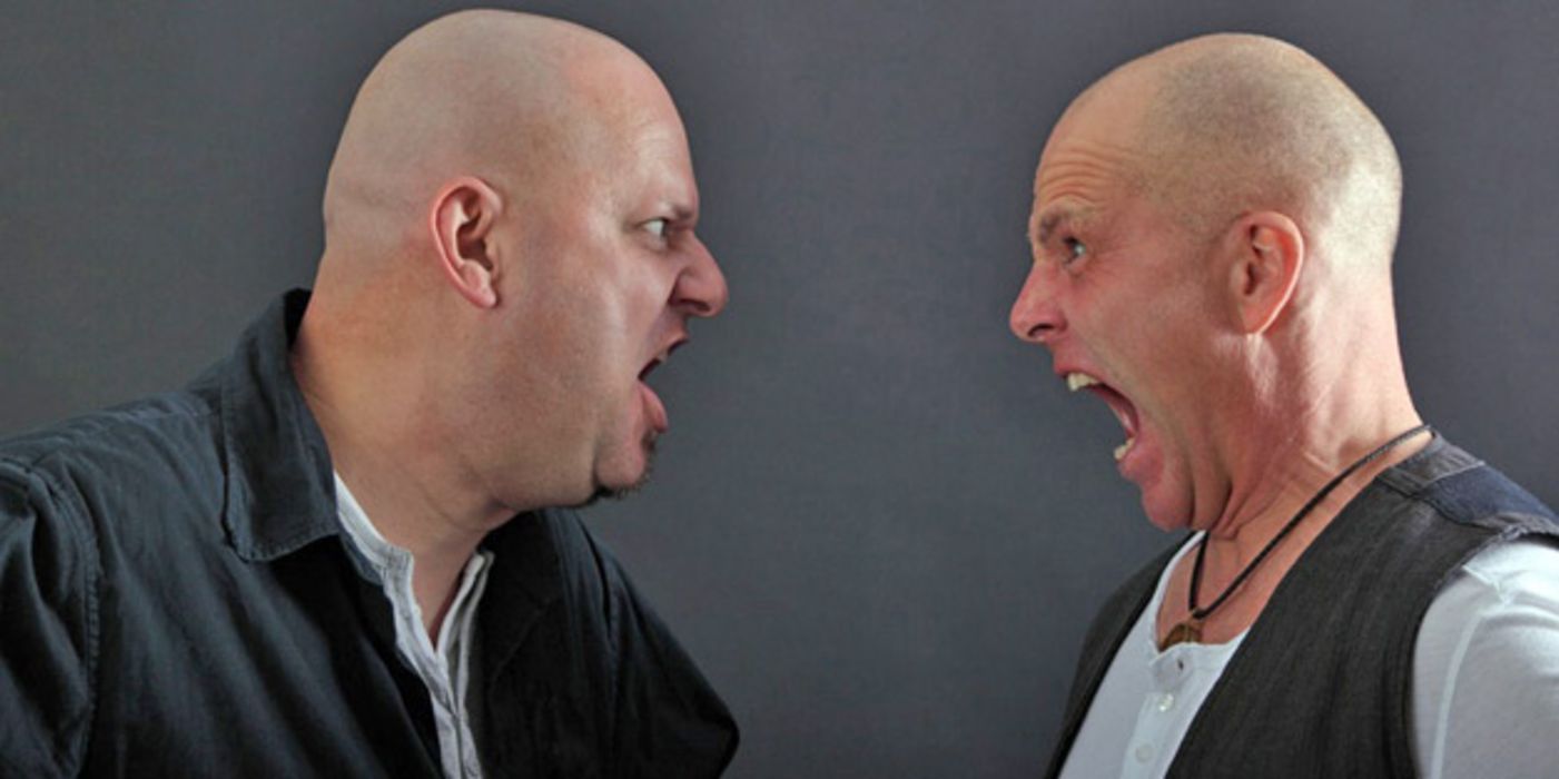 Profilbild von zwei glatzköpfligen Männern Mitte 30, die sich anbrüllen