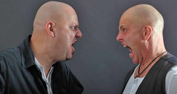 Profilbild von zwei glatzköpfligen Männern Mitte 30, die sich anbrüllen
