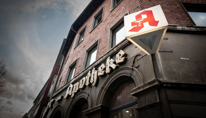 Apotheke in der Dämmerung