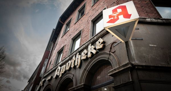 Apotheke in der Dämmerung