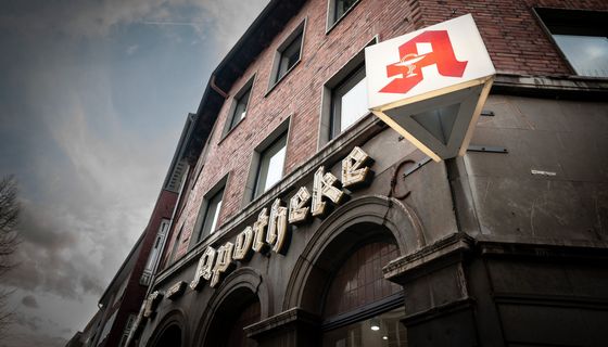 Apotheke in der Dämmerung