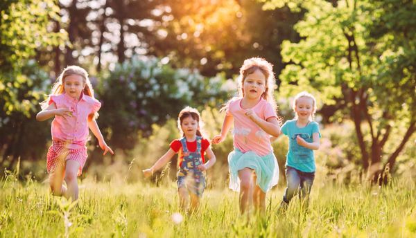 Wie Eltern Kinder vor Zecken schützen können