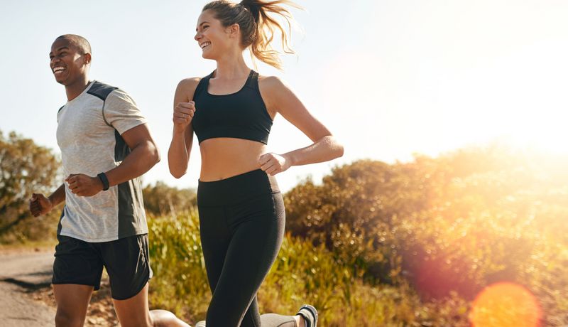 Junger Mann und junge Frau joggen