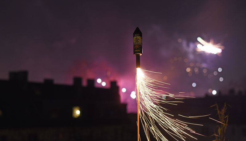 Silvester-Feuerwerksrakete kurz vor dem Start