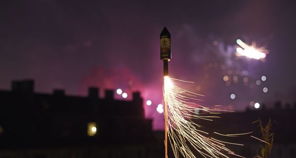 Silvester-Feuerwerksrakete kurz vor dem Start