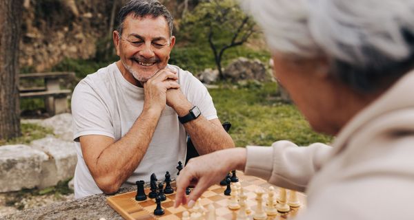 Mann und Frau, spielen zusammen Schach.