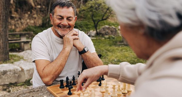 Mann und Frau, spielen zusammen Schach.