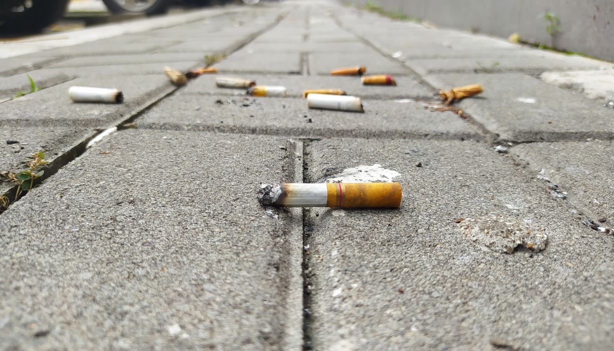Zigarettenstummel auf der Straße.