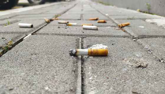 Zigarettenstummel auf der Straße.