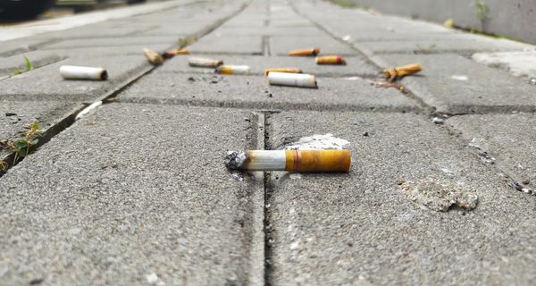 Zigarettenstummel auf der Straße.