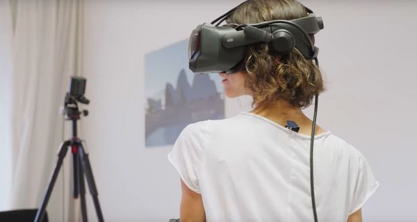 Patientin mit VR-Headset