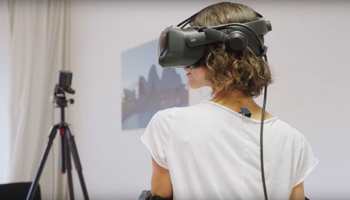 Patientin mit VR-Headset