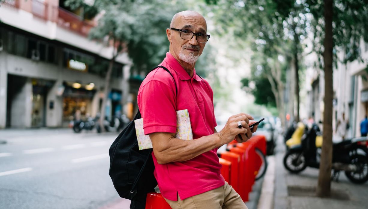 Mann mit Smartphone in der Stadt