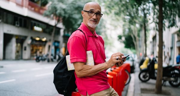 Mann mit Smartphone in der Stadt