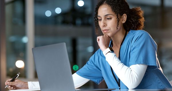 Krankenschwester vor einem Laptop