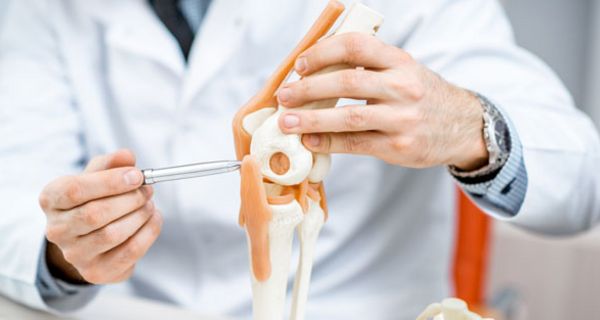 Hüft- und Kniegelenkersatz sind zwei der häufigsten und effektivsten chirurgischen Eingriffe. 
