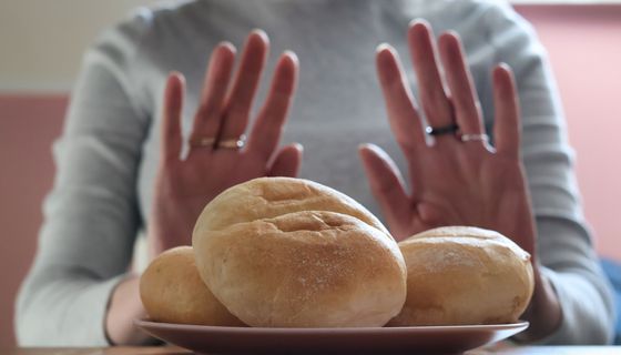 Frau, lehnt Brötchen ab.